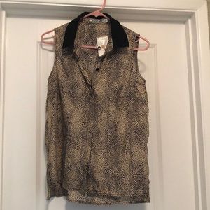 Chloe K animal print sleeveless button up top